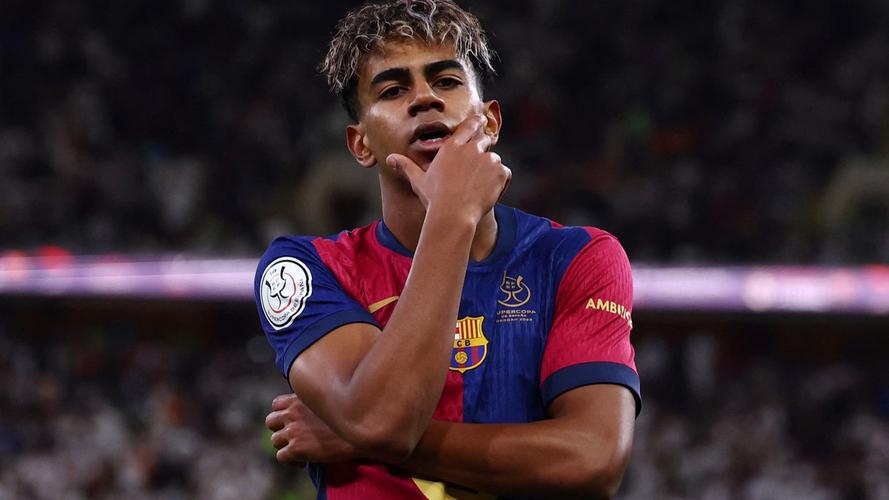 西甲战报：拉菲尼亚点射、亚马尔破门，巴萨2-0十人黄潜（西甲：巴萨2-0维拉利亚尔，拉菲尼亚点射、亚马尔建功，对手十人作战）