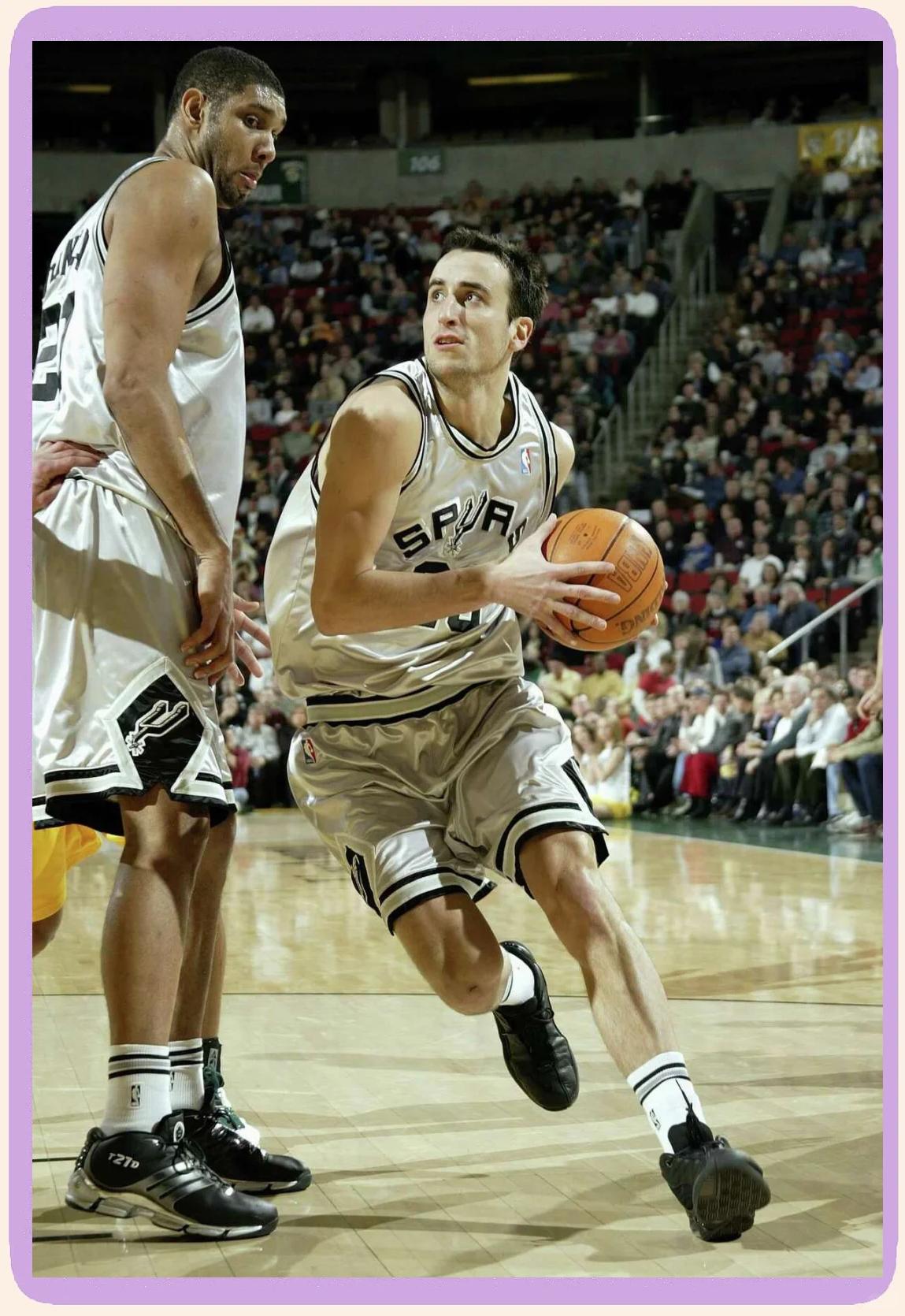 名记：字母哥与队友召开会议，呼吁全队无视外界杂音（名记：字母哥组织队内会议，号召全队忽略外界噪音）