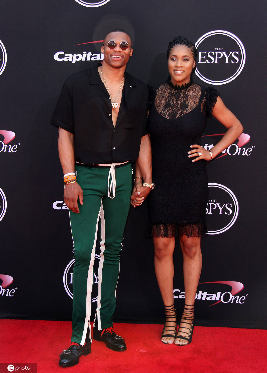 范德萨观战曼联4-1狼队，获官方俏皮回应（范德萨现身见证曼联4-1狼队，官方幽默回应）