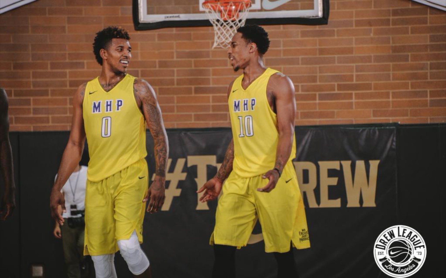 他回家了，回到了深爱的巴塞罗那（他归来，重回挚爱的巴塞罗那）